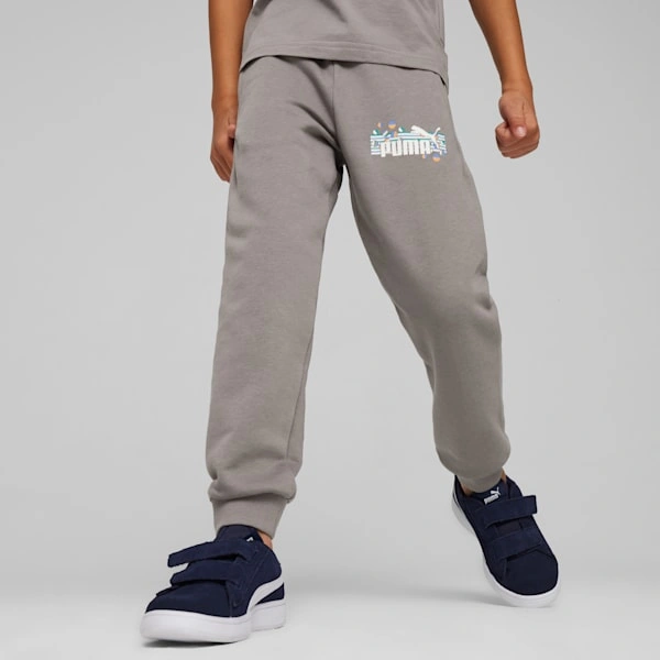 PUMAs Sommerferien-Abenteuer: Sweatpants für kleine Entdecker! Sonnenschein, Spiel & Spaß in diesen Hosen.